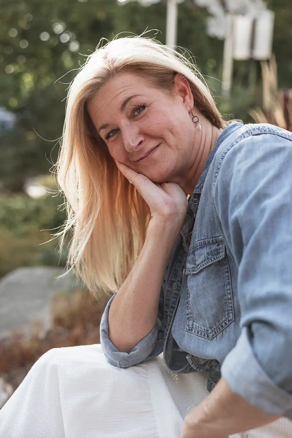 Portrait of a woman sitting and leaning on her hand