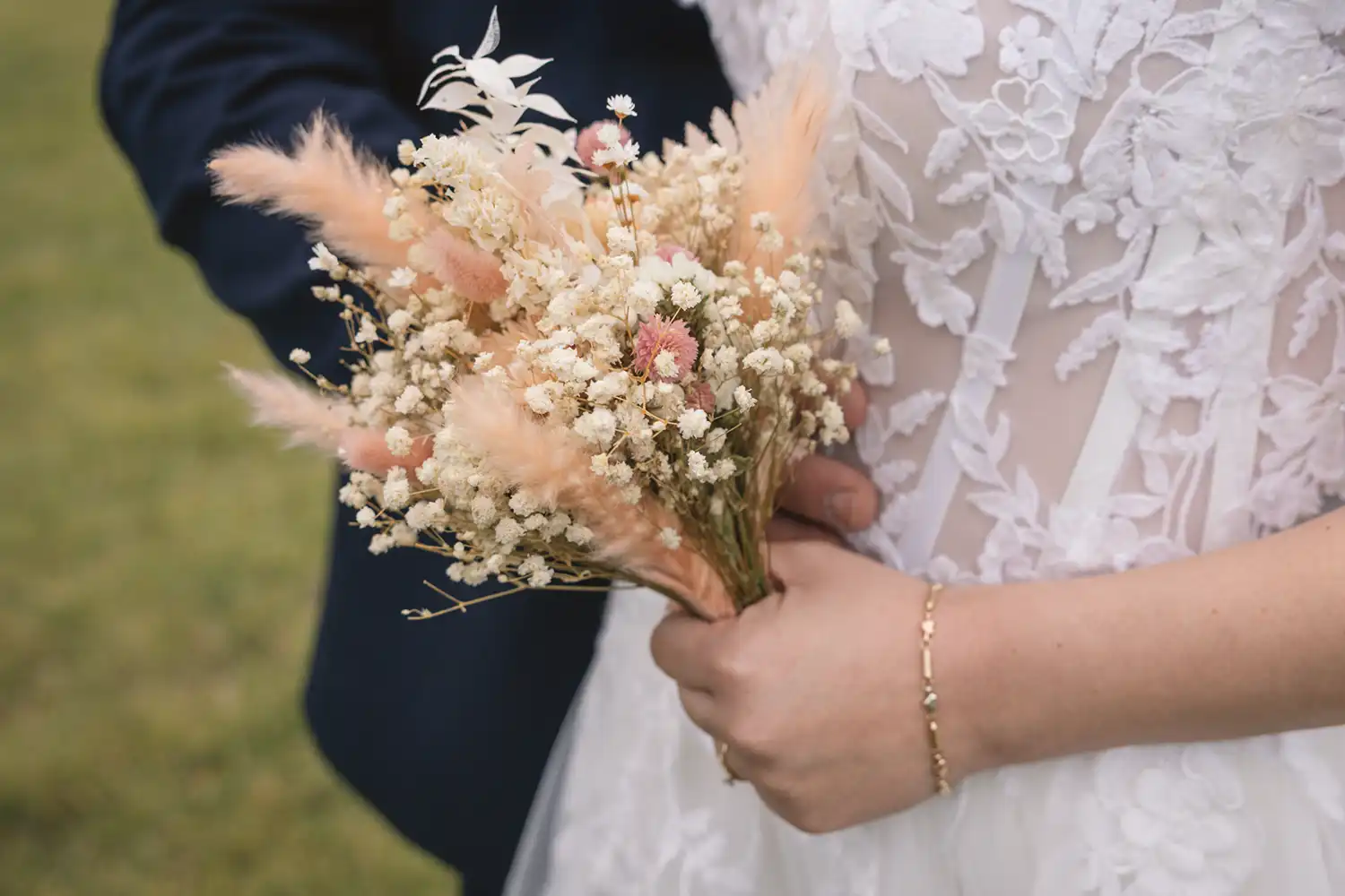 Artistic wedding photography in the Laurentians showcasing a natural and timeless style.